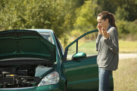 The Worst Places In World To Have A Breakdown With Your Car Woman Calling For Help After Car Breakdown Five Of The Worst Places To Break Down
