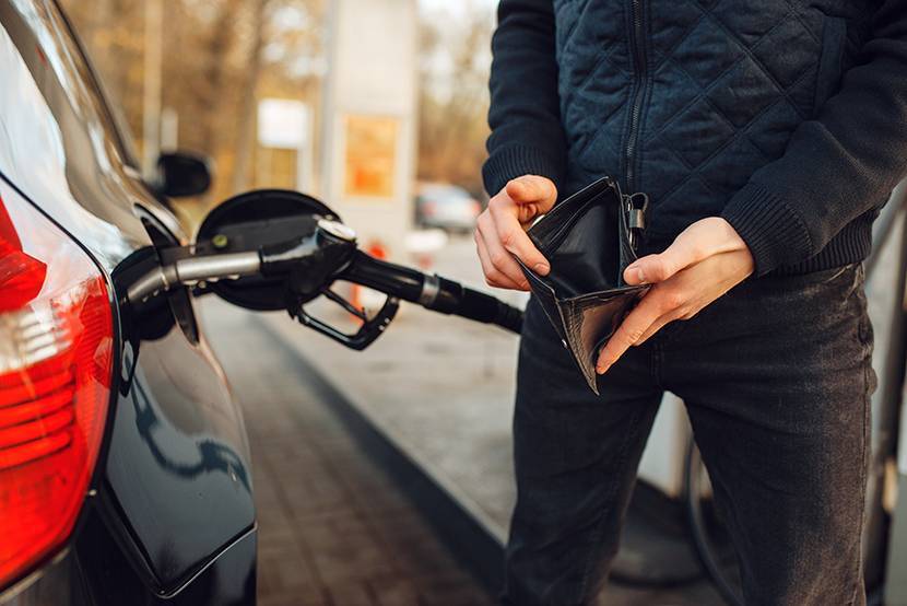 Person refuelling with an empty wallet article image