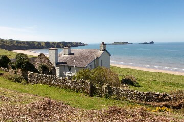 White holiday cottage in a rural location with sea views 