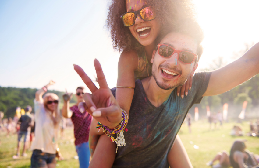 Two friends at a festival - copyright credit: Image by gpointstudio on Magnific 