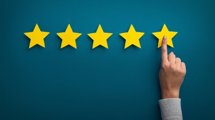 Person choosing a star rating
